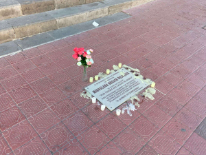 Colocan veladoras y flores en placa de Miroslava Breach