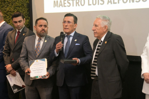 Recibe decano de la UACH, maestro Luis Alfonso Rivera Soto, el "Premio Nacional a la Docencia"