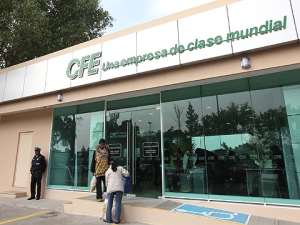 Bloquean fruticultores entrada a la CFE