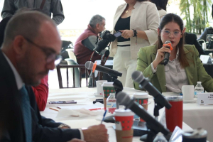 Se&ntilde;ala diputada al Secretario de Salud de in&uacute;til e improvisado