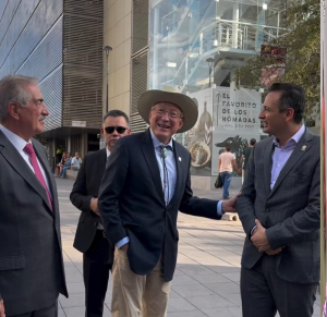 Dan recorrido por Chihuahua capital al embajador de E.U.