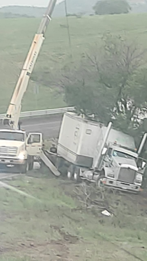 Vuelca tr&aacute;iler en la carretera Cuauht&eacute;moc-Chihuahua