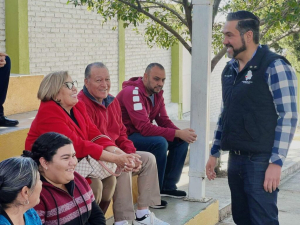 Diputado ayuda a ni&ntilde;os de primaria en Parral