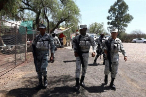 Arriban militares a sesi&oacute;n del INE en plena elecci&oacute;n judicial