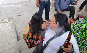 Repudian invitaci&oacute;n de mujer rar&aacute;muri a usar vaper con marihuana