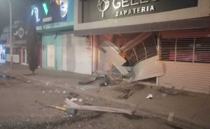 Conductora ebria se impacta contra tienda comercial