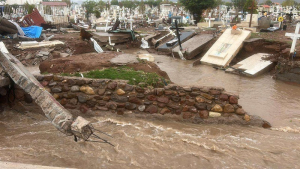 Exhibe fuerte lluvia cuerpos del pante&oacute;n municipal tres en chihuahua