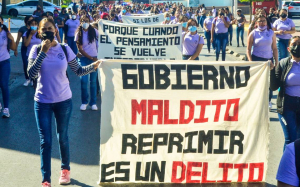 Estudiantes de Saucillo contin&uacute;an en protesta en palacio de gobierno