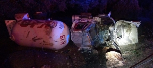 Vuelca pipa de gas en carretera a la Junta.