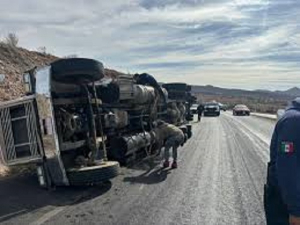 Aument&oacute; a 6 el n&uacute;mero de migrantes fallecidos al volcar tr&aacute;iler en sur del estado