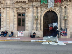 Registran tres plantones frente a Palacio de gobierno