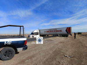Tr&aacute;iler pierde el control en la carretera  An&aacute;huac-Tacuba