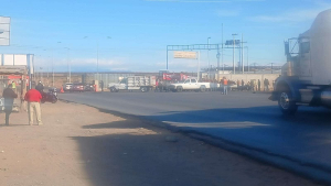 Contin&uacute;an hoy bloqueos en puentes fronterizos, caseta y v&iacute;a del tren en Saucillo