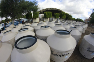 Entregan tinacos a familias vulnerables en la Reforma