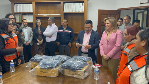 Entrega Maru Campos uniformes a trabajadores de obras publicas