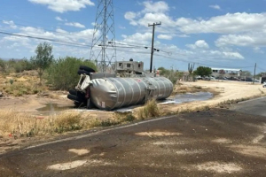 Reportan volcadura de una pipa en Santa Lucia