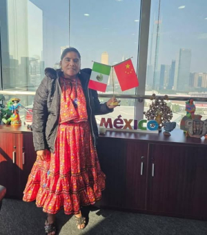 Saluda a Cuauht&eacute;moc la corredora rar&aacute;muri Lorena Ram&iacute;rez desde China
