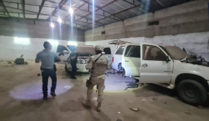 Asegura Fiscal&iacute;a equipo t&aacute;ctico y veh&iacute;culos robados durante cateo en NCG