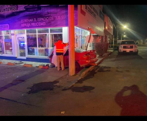 Muere hombre al impactar su veh&iacute;culo en tienda comercial en la 33