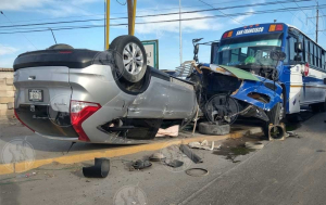Tr&aacute;gico accidente de urbano, mueren dos personas y un menor grave
