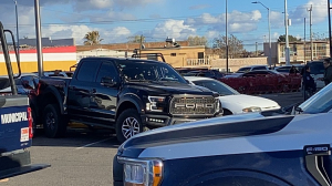 Identifica Fiscal&iacute;a a hombre asesinado en estacionamiento comercial