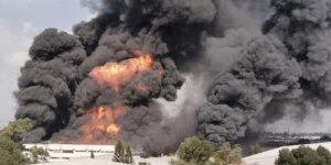 Impresionante incendio consume bodega de pl&aacute;sticos