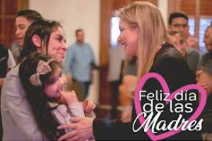 Felicita  Maru Campos a madres chihuahuenses