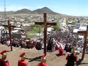 Fortalecen creyentes su fe con viacrucis