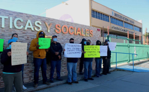 Manifestaci&oacute;n en la UACH pensionados piden pensi&oacute;n din&aacute;mica