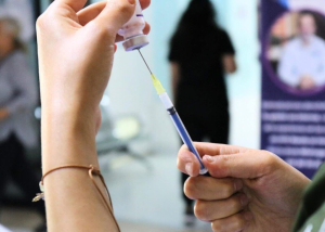 Ofrecen vacunas contra la influenza y neumon&iacute;a a toda la poblacion