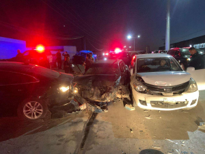 Accidente de cinco autos en la salida a Cuauht&eacute;moc