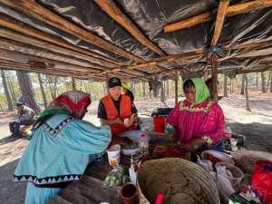 Entrega DIF Estatal apoyos a familias rar&aacute;muri de Urique