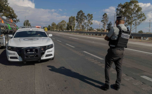 Dejan 3 encobijados en la carretera a Cuauht&eacute;moc