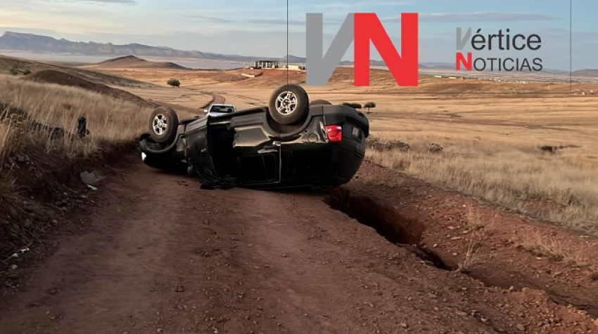 Volcadura en Cerros Colorados deja solo daños materiales