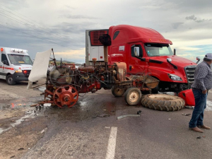 Choque entre tr&aacute;iler y tractor en carretera Chihuahua-Cuauht&eacute;moc