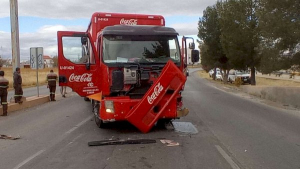 Choca urbano con cami&oacute;n repartidor de refrescos,  hay ocho lesionados