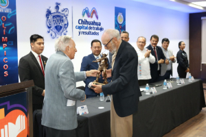 Rinde UACH homenaje a &ldquo;glorias&rdquo; del deporte vikingo