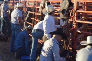 Re&uacute;ne An&aacute;huac en su 103 aniversario a 37 jinetes.