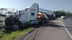 Vuelca un cami&oacute;n trasportador de leche en el poblado de Santa Lucia