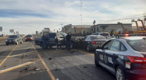 Aparatoso choque provoca da&ntilde;os cuantiosos en el corredor comercial