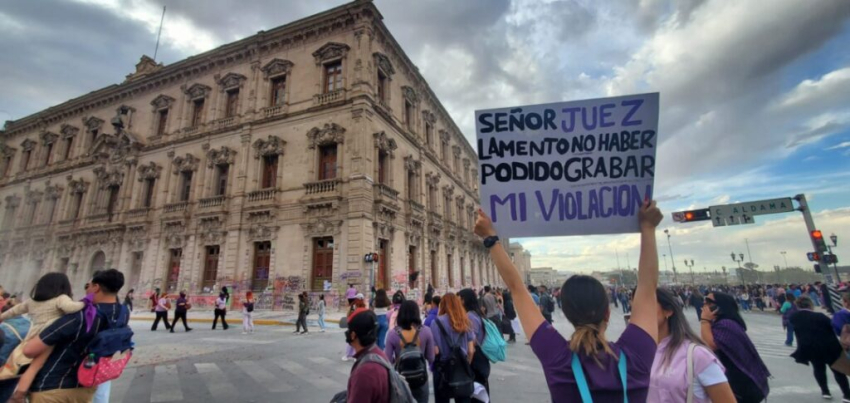 Detienen a tres mujeres por protestar el 8M