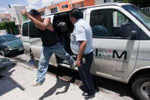 Repudio a migrantes que atacaron a un agente