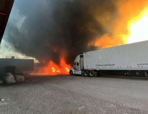 Impresionante incendio alcanza 5 camiones en la central de abastos