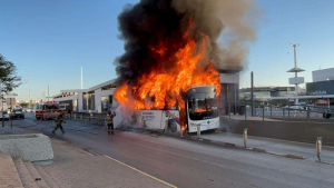 Se incendia cami&oacute;n urbano frente al ISSSTE