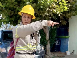 Exigen sancionar a trabajadora de la CFE por maltrato animal