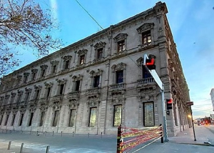 Quitan vallas de Palacio de Gobierno; pero cierran el primer cuadro de la ciudad