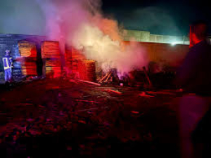 Reportan incendio en aserradero, muere un hombre