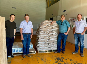 Dona Colonia Manitoba 1,000 kilos de frijol al DIF Municipal