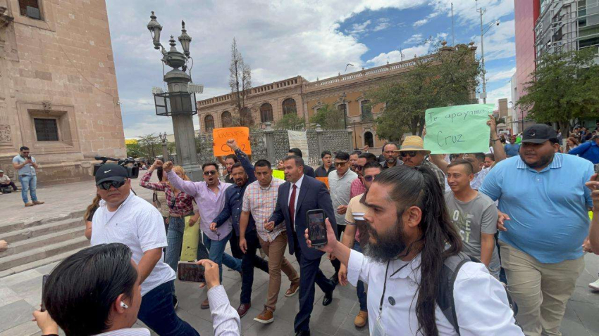 Sale Cruz Pérez del Congreso con protestas y gritos