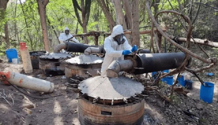 Encuentran 50 toneladas de precursores en narcolaboratorio